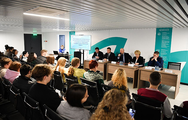 В тверском молодежном центре студентов учили разбираться в сортах мошенников. Фото: Оксана Стрыгина