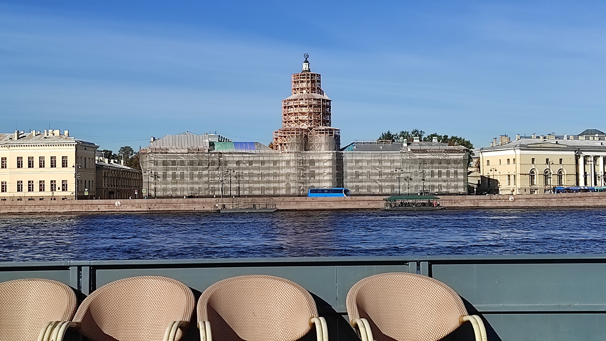 Судно для просадки швартуется  напротив кунсткамеры, которая в данное время завешена маскировочным материалом  