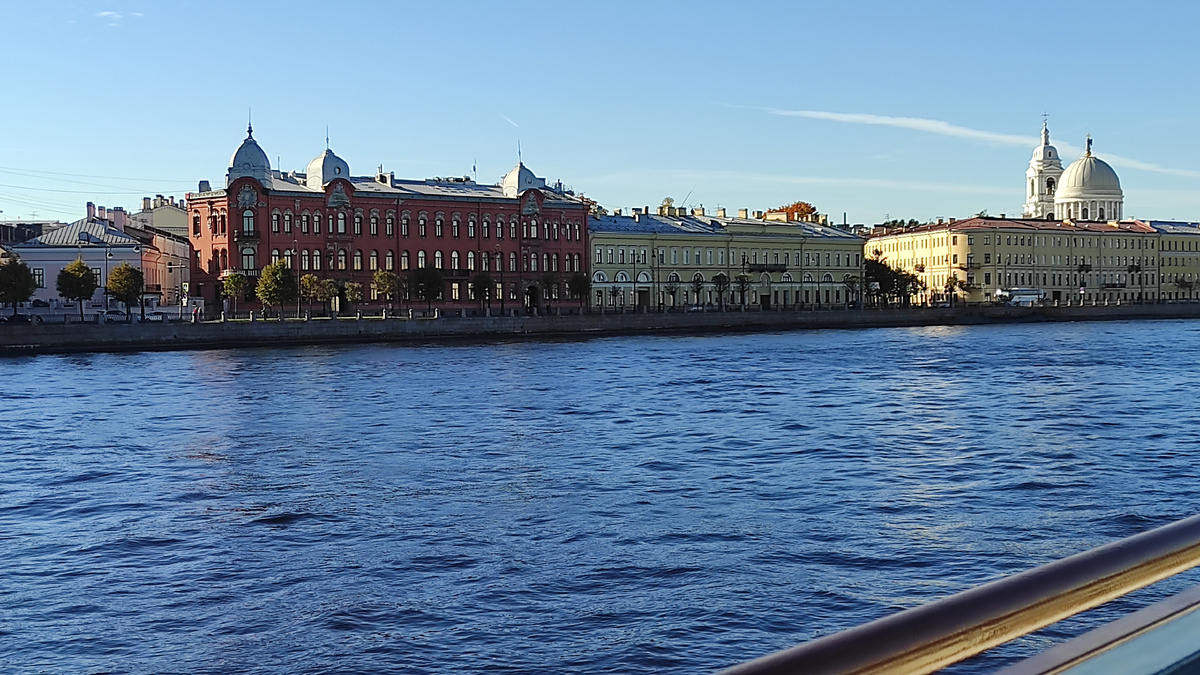 Темно-красное здание со светлой кровлей - примечательный дом - доходный дом  Стенбока-Фермора