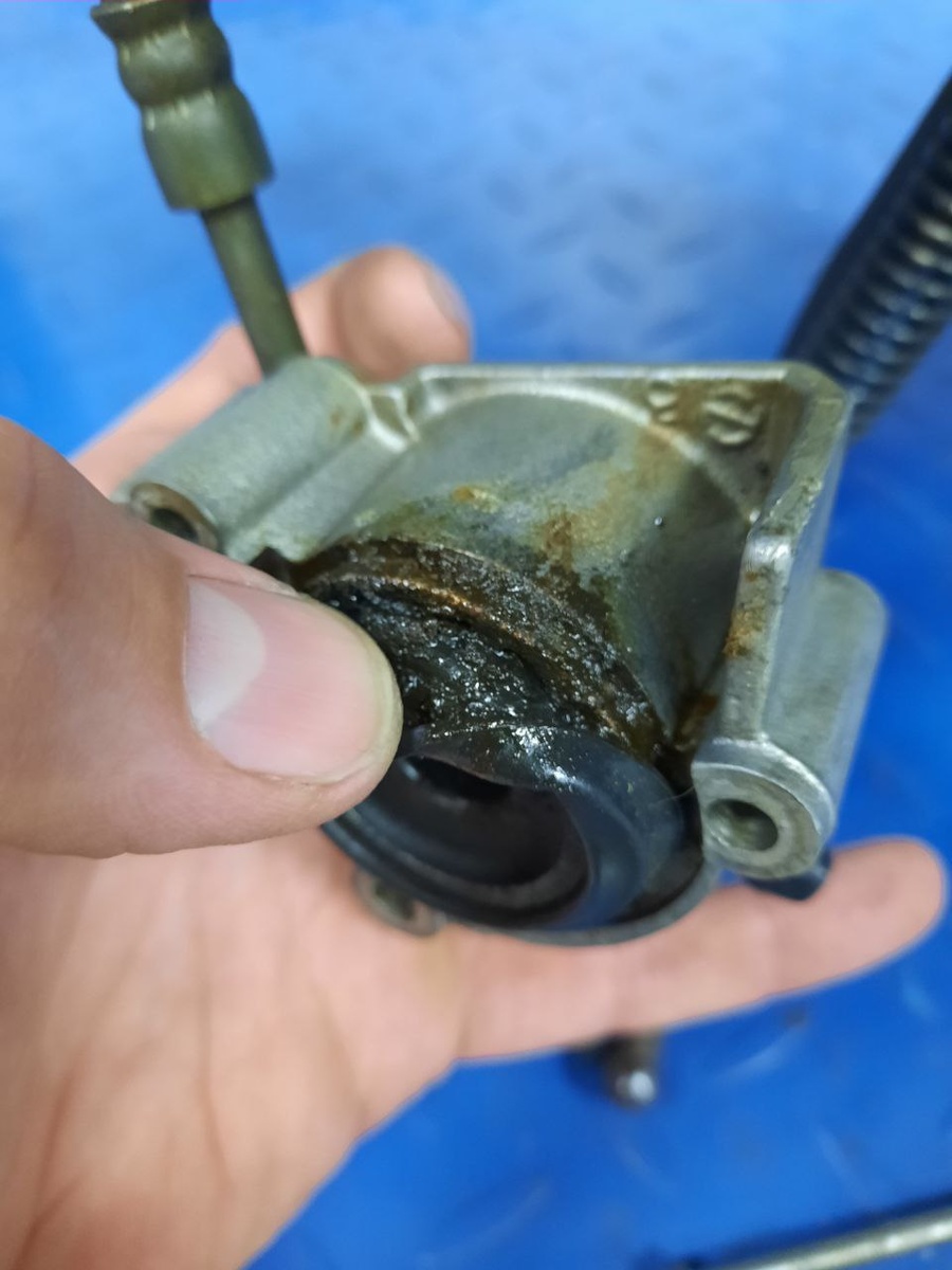 Грязь под манжетой - пора чистить или менять ремкомплект