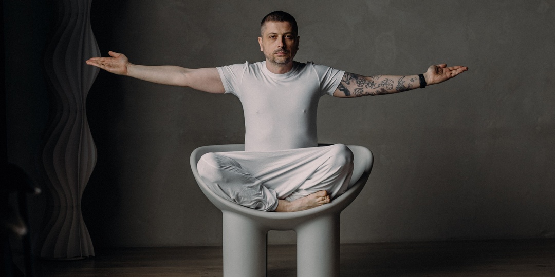 Всего минута перед зеркалом - и я полон сил: простое упражнение, которое заменило мне утренний кофе. Рассказываю как повторить