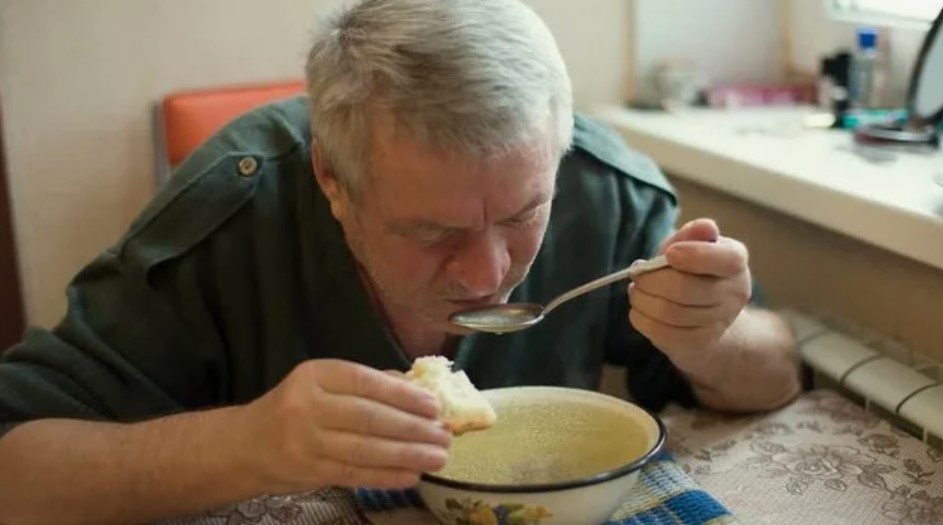 Особенно у людей старше 60-ти, когда чувствительность кишечника повышается. 
