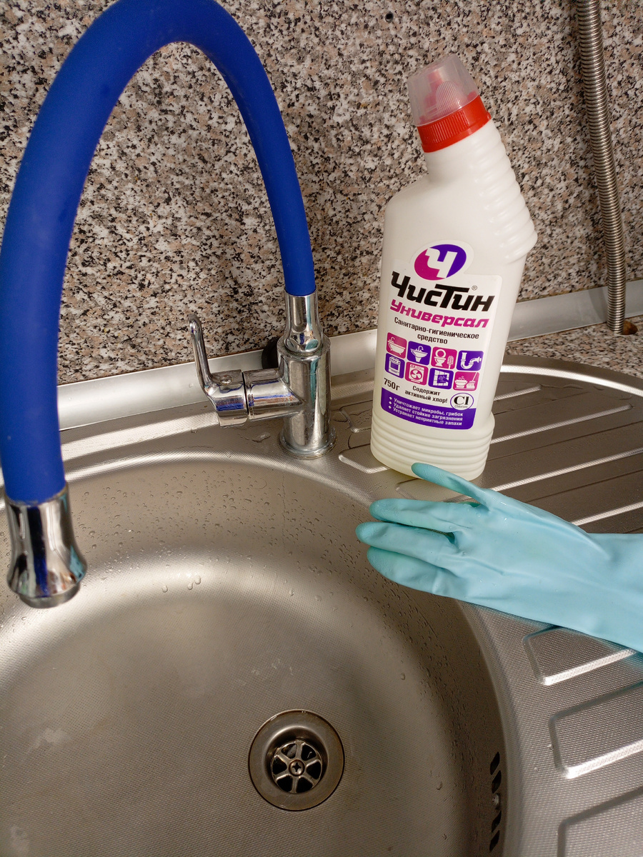 Подзапустила я свою раковину, но это мы сейчас исправим! Средство с активным хлором Чистин продаётся в Фикс-прайс стоит 89 рублей, хватает на долго, с загрязнением справляется быстро!