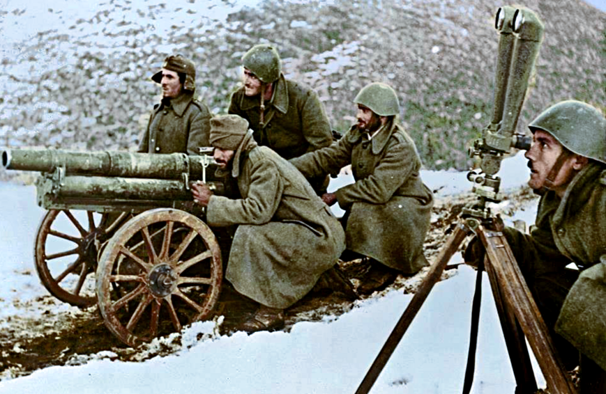 Греческие бойцы ведут огонь из 65-мм горной пушки Mle 1906 по итальянцам, 1940 г.