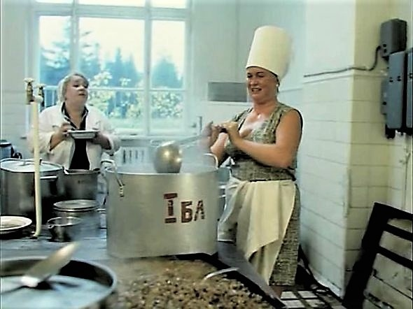артистка Наталья Гундарева — Антонина Ефимовна, повариха и Наталья Крачковская в роли медсестры Маши.