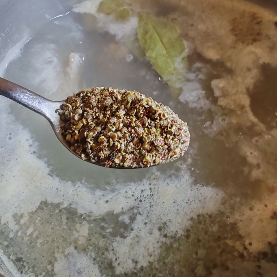 После снятия основной пены добавляем 1 ч.л перца с кориандроп 50 на 50