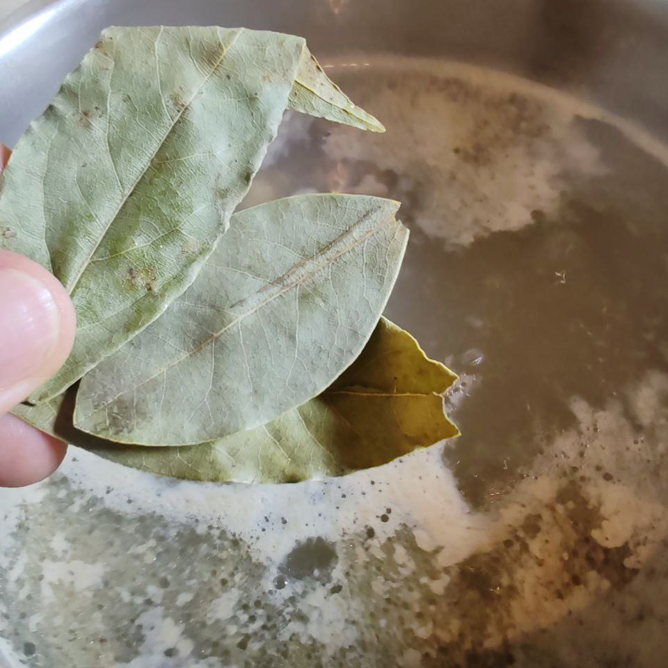 Добавляем в бульон 3 лавровых листа