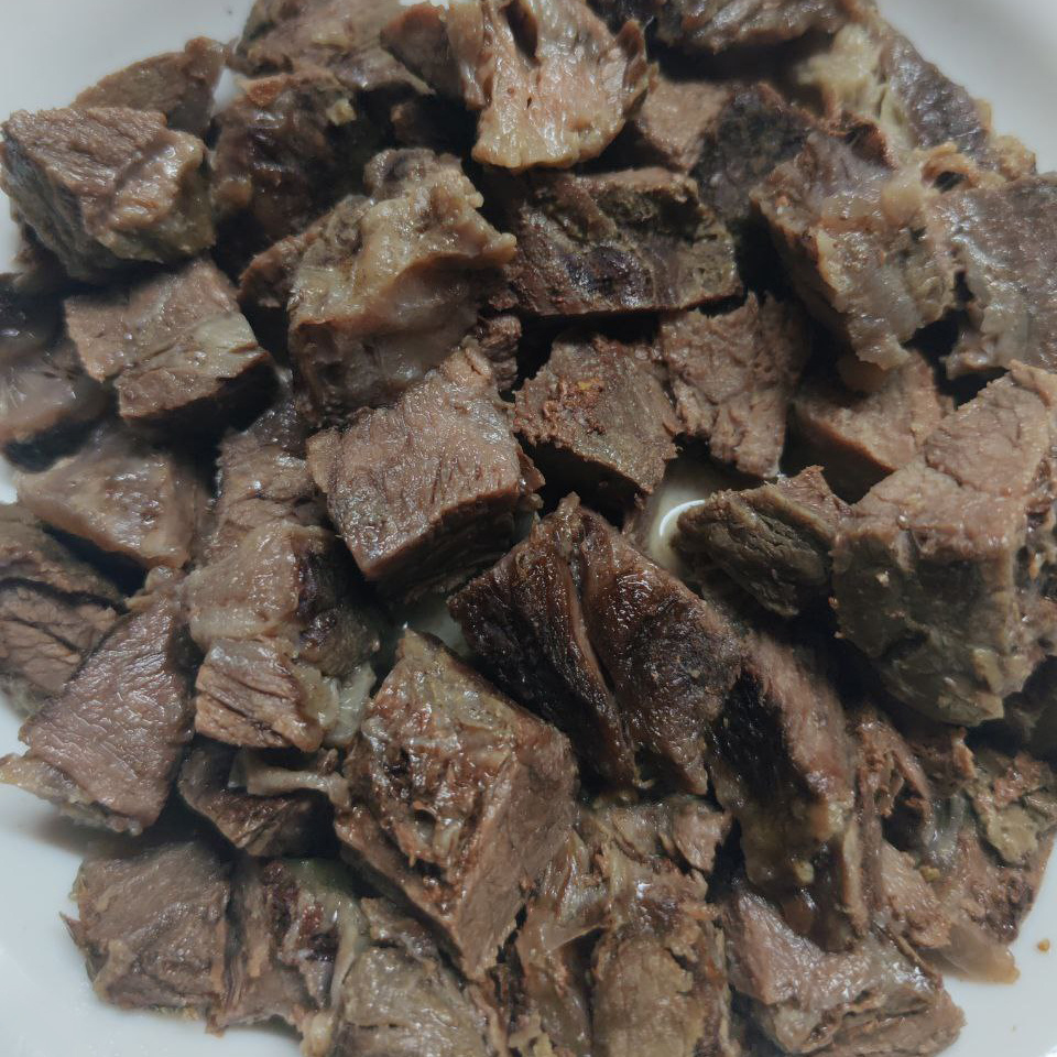 Нарезаем порционно говядину после удаления костей.