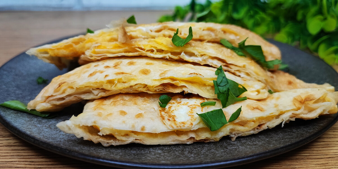 Завтрак за пять минут: лаваш с яйцом и сыром — хрустящий конвертик на сковороде