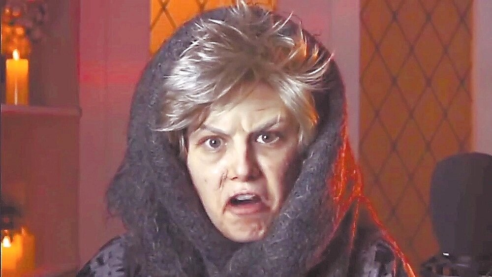    Дарья Гирник обычно дурачит телефонных аферистов по утрам, за чашечкой кофе. Альбина Петровна Шлёндра – её любимая роль. Фото: АиФ/ Юлия Федотова