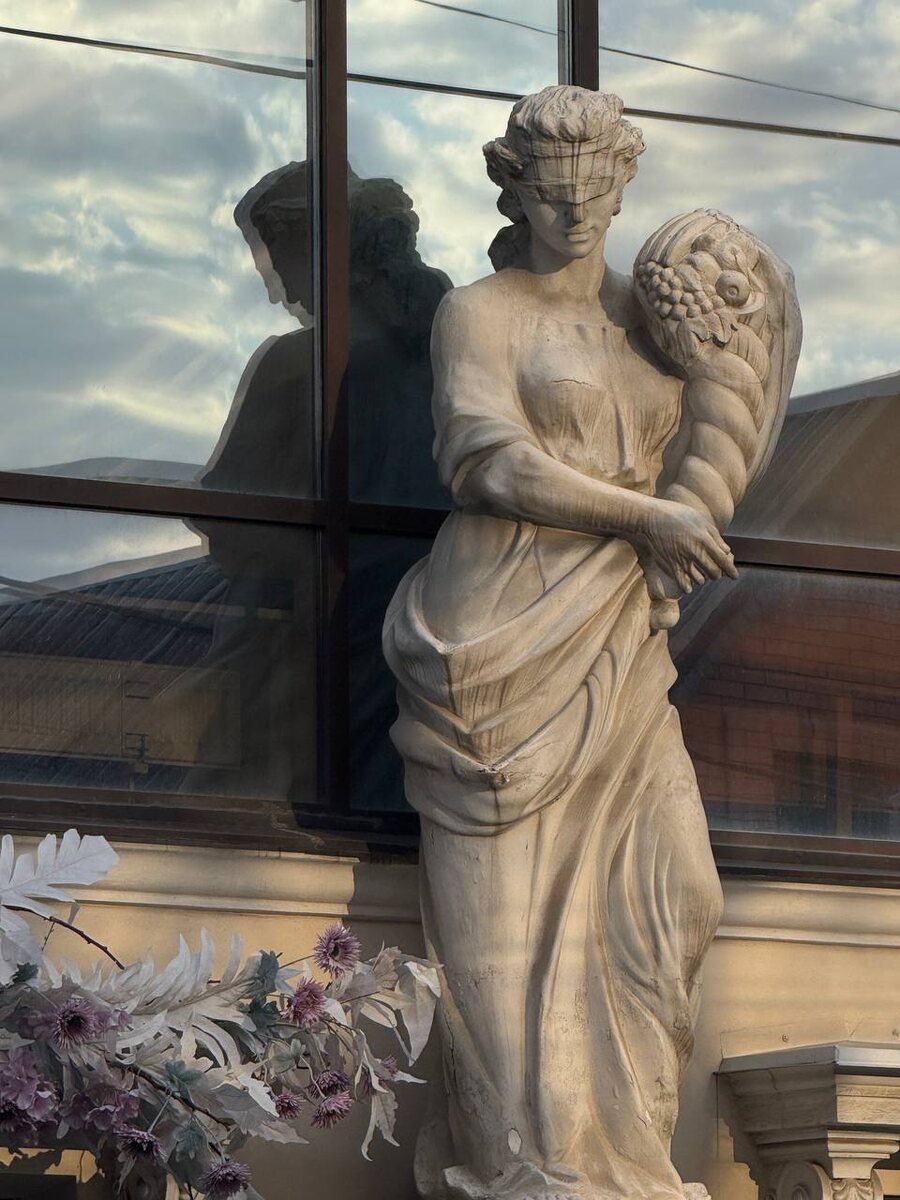 Статуя богини удачи - Фортуны