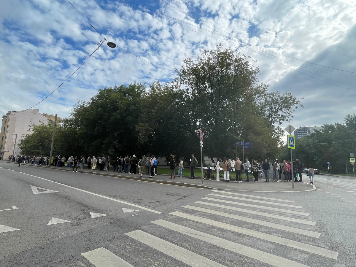 Очередь в японское посольство. 4 часа от «встал» до «вышел из посольства». 