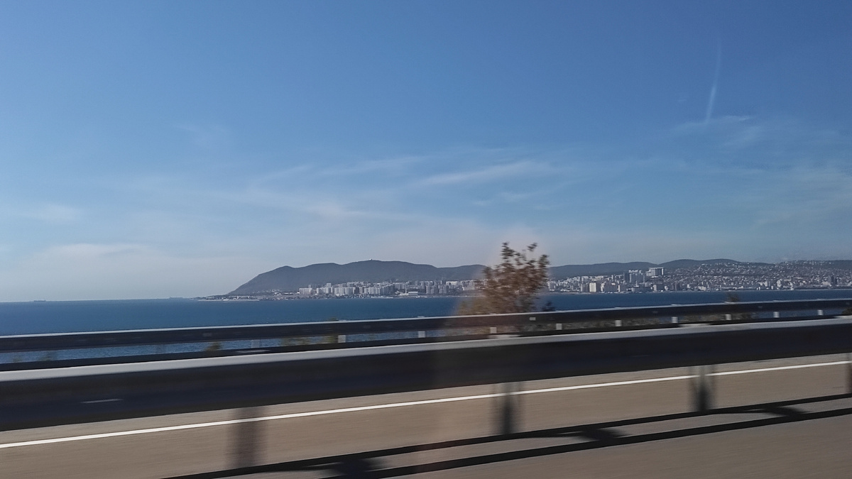 Вдали показался Новороссийск. Фото: Кирилл Полиенко/Polienko: путешествуем вдвоём