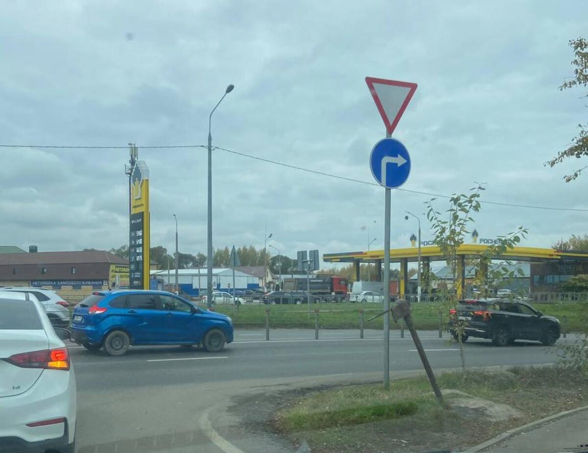 Читатели в телеге говорят, что это не очередь. А очередь - когда в 7 утра приехал, а в 11 заправился