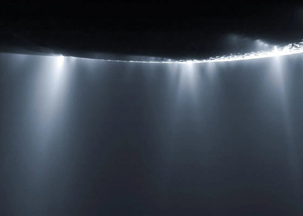 Гейзеры южного полюса Энцелада "глазами" космического аппарата "Кассини" / © NASA/JPL-Caltech