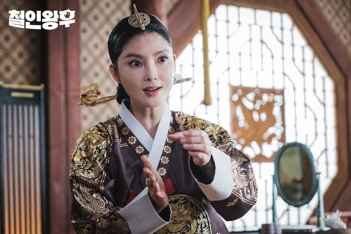 Вдовствующая королева мать Синджон (из рода Чо)