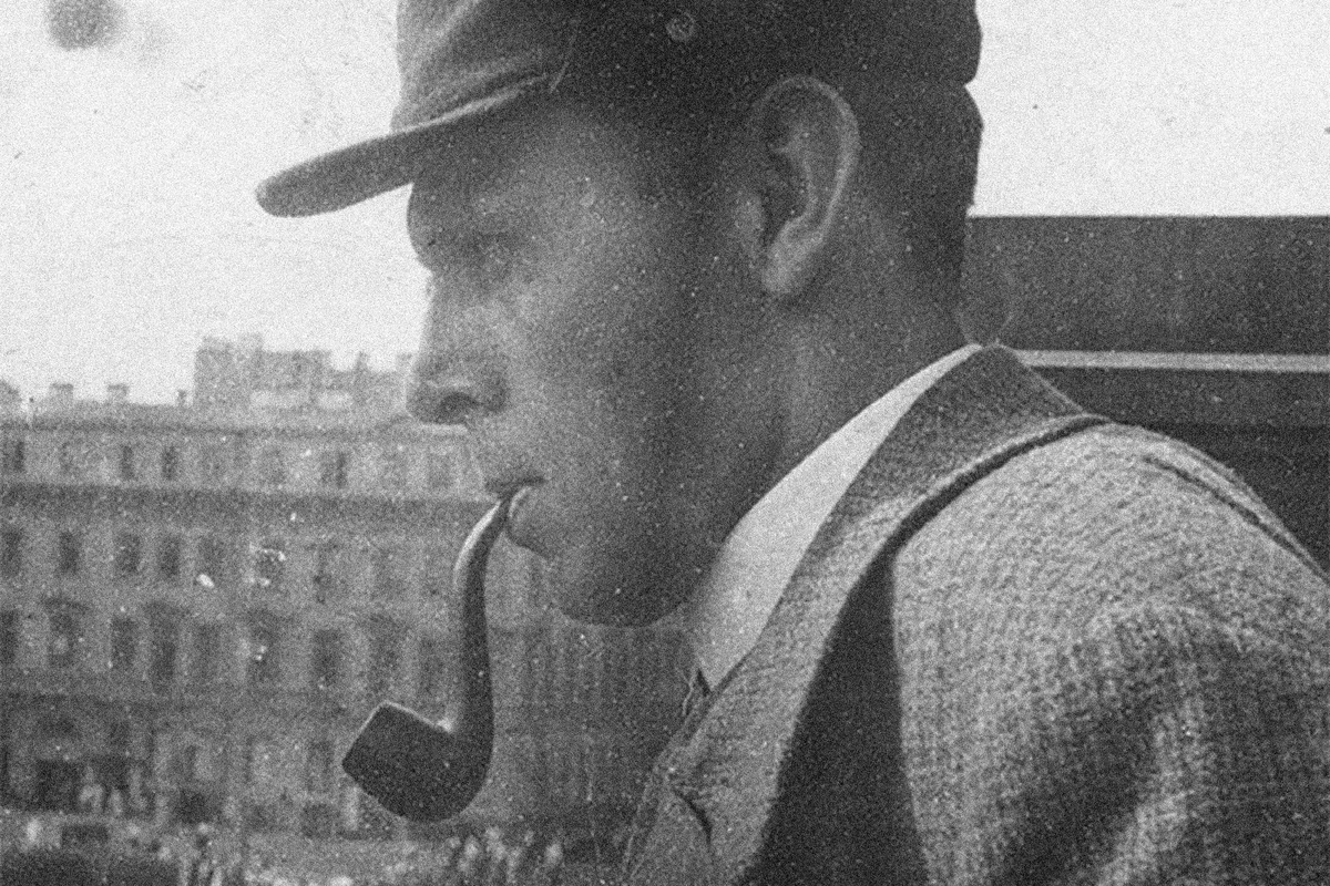 ▪️Даниил Хармс на балконе Дома книги, 1930-е.
