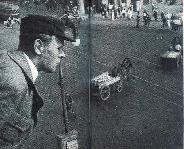 ▪️Даниил Хармс на балконе Дома книги, 1930-е.

