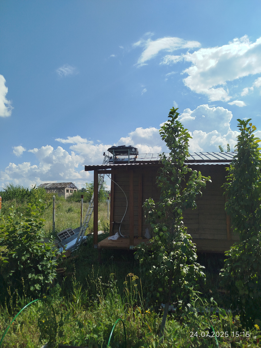 Бак для душа поставили на конструкцию из железа, которую сварил муж