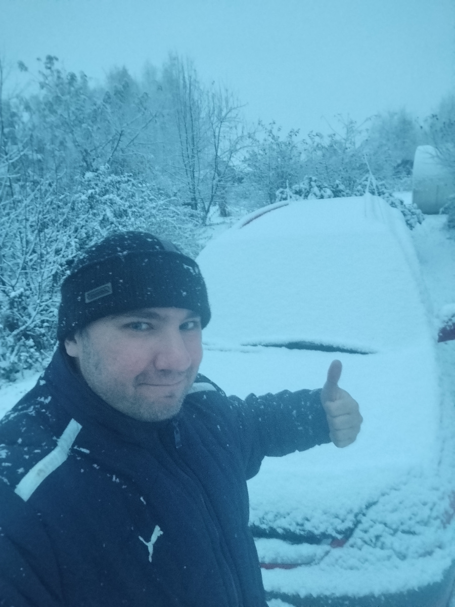 уезжал на дачу снега не было, а тут раз и вот тако утро