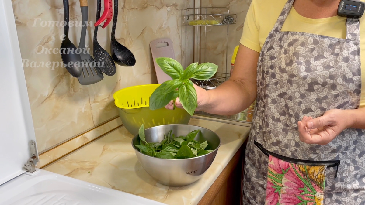 Подготавливаем листья базилика