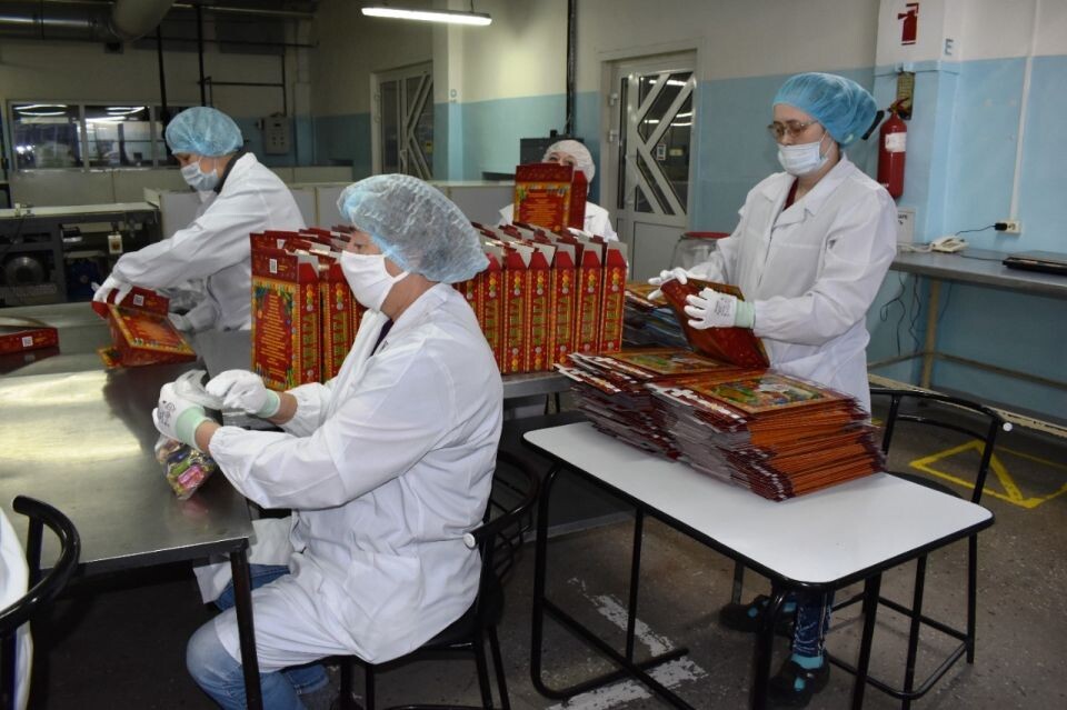    Сбор сладких подарков на кондитерской фабрике "Алтай". Источник: educaltai.ru