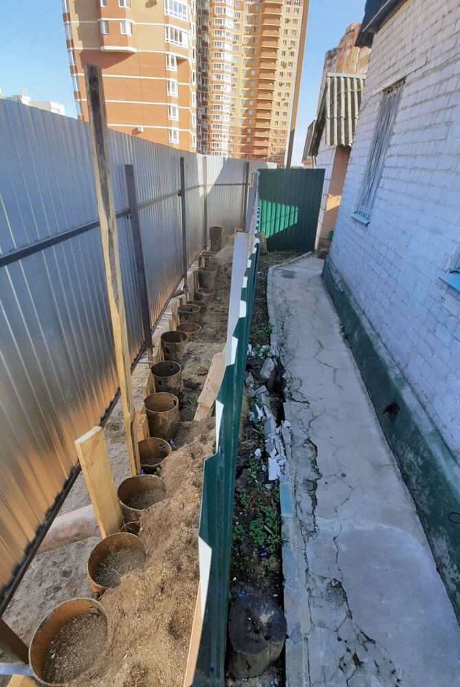 Забор, огораживающий стройплощадку, начал съезжать в котлован  📷
