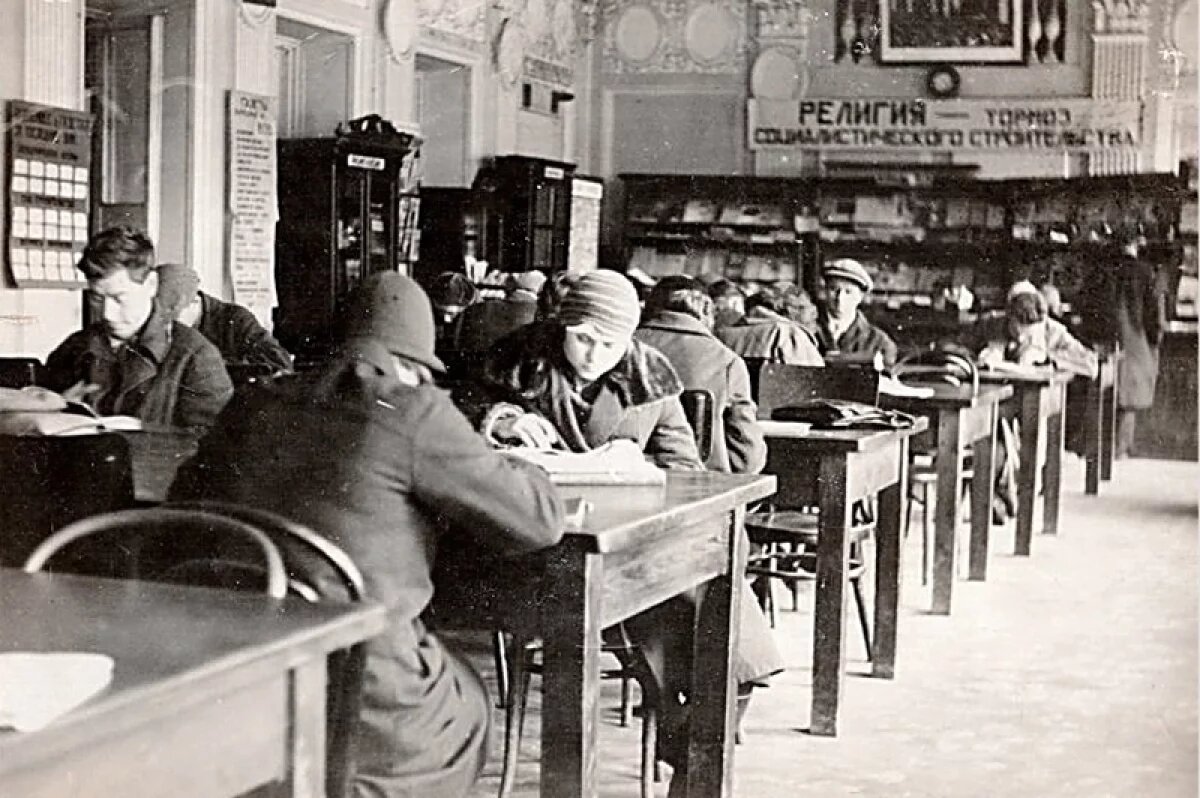    Измученные голодом, холодом и тяжёлой работой люди черпали в художественном слове силы для жизни и борьбы с врагом.