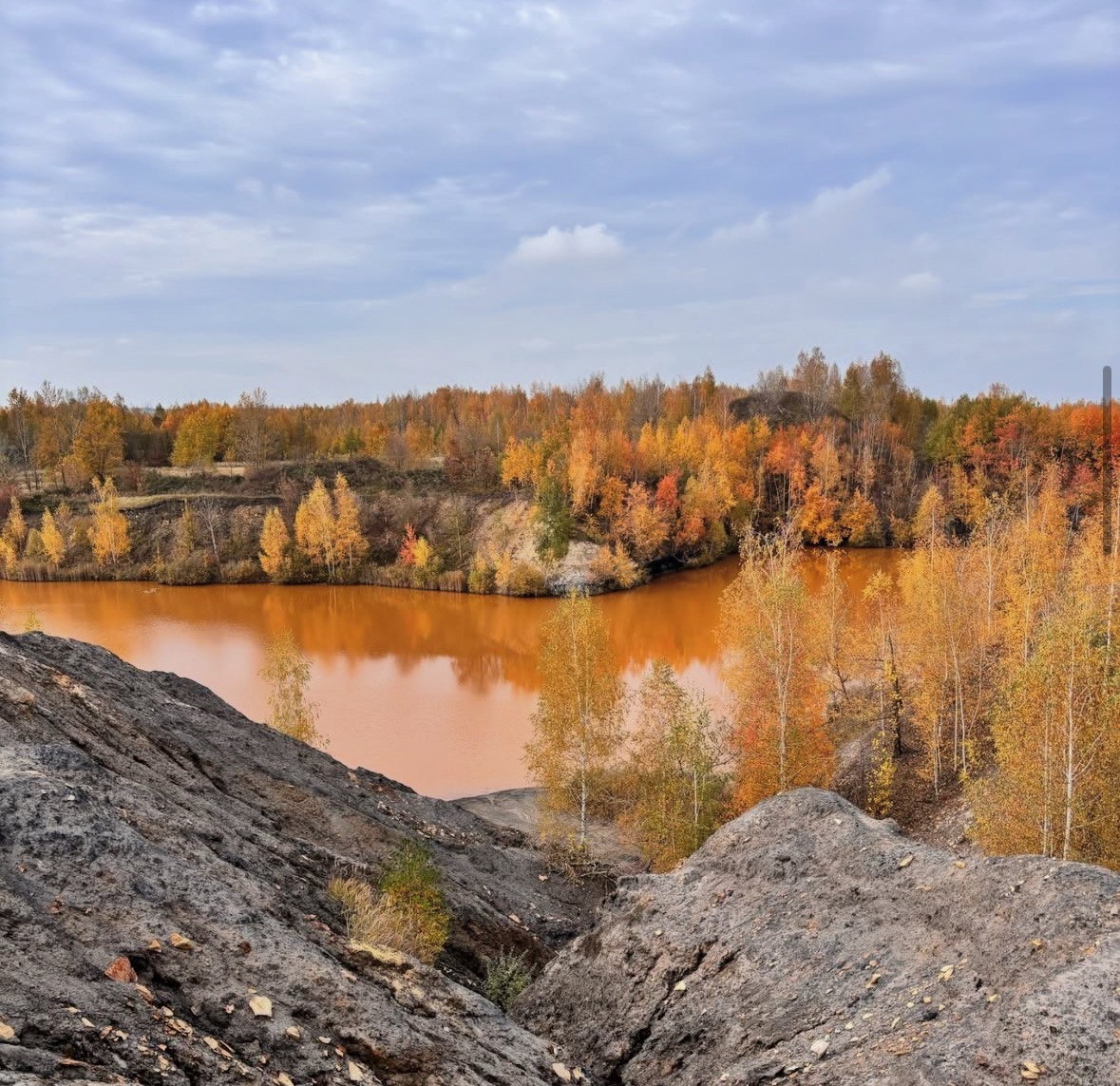 Это озеро летом - ярко бирюзовое, а в начале октября сменило цвет на желтый!