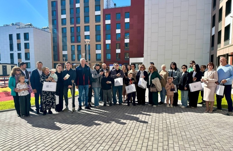   Фото: Губернатор Сергея Носов на церемонии раздачи ключей от новых квартир