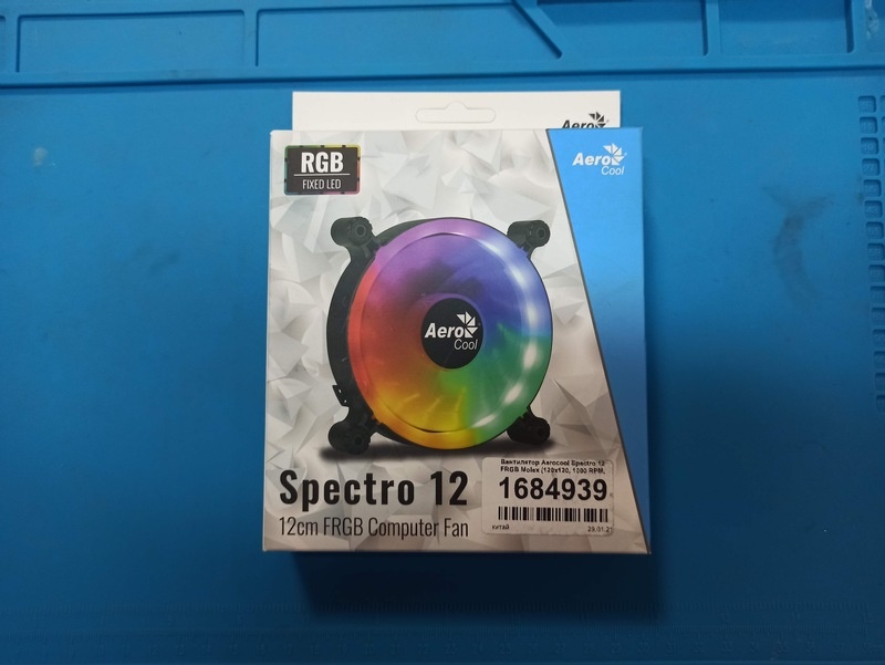    Коробка вентилятора AeroCool Spectro 12 FRGB — лаконичная, но информативная.