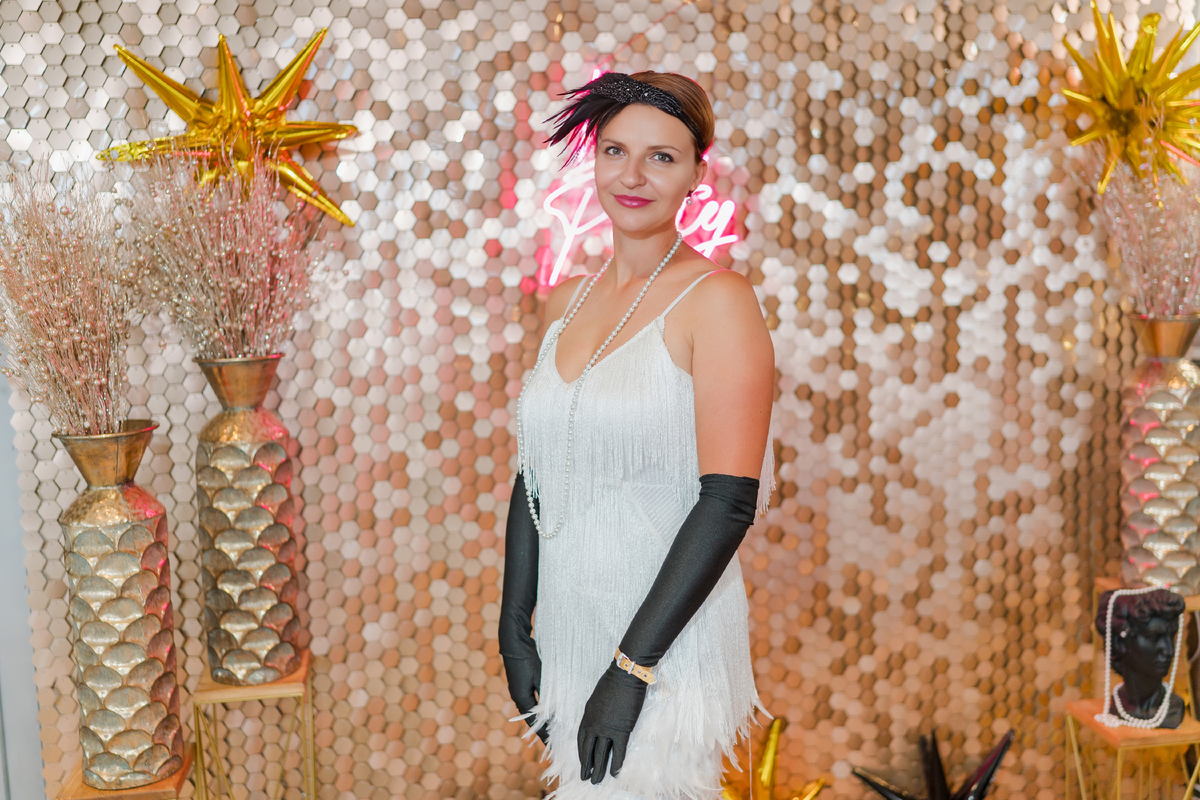 Ищете, в каком стиле сделать вечеринку, чтобы она выглядела дорого и изысканно? Эпоха джаза и «Великого Гэтсби» — беспроигрышный вариант!