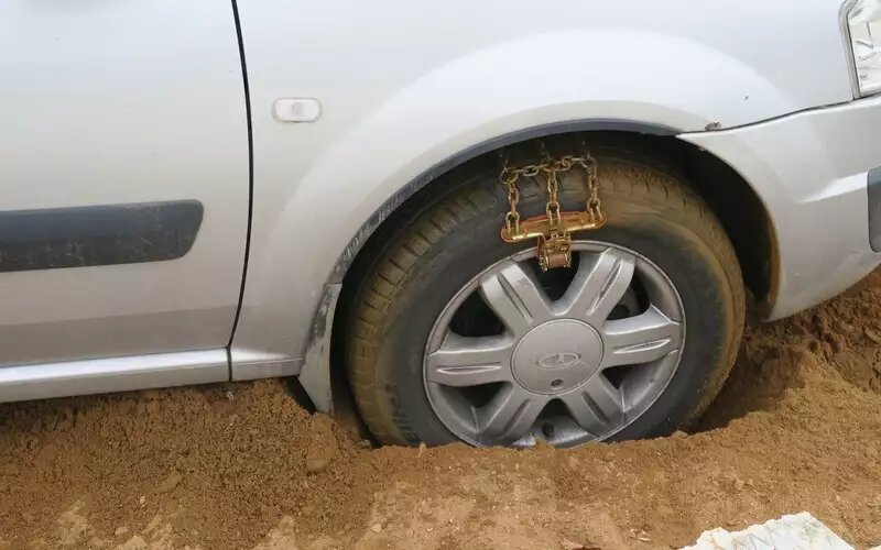    Редакционный Лада Ларгус с браслетами на колесах «гребет» в глубоком песке. И это безопасно – коробка ручная.