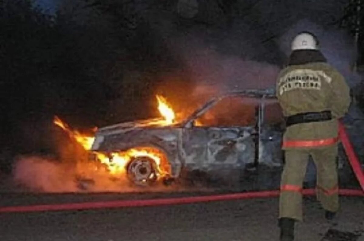    Сразу 6 автомобилей пострадали в ночном пожаре в Петербурге