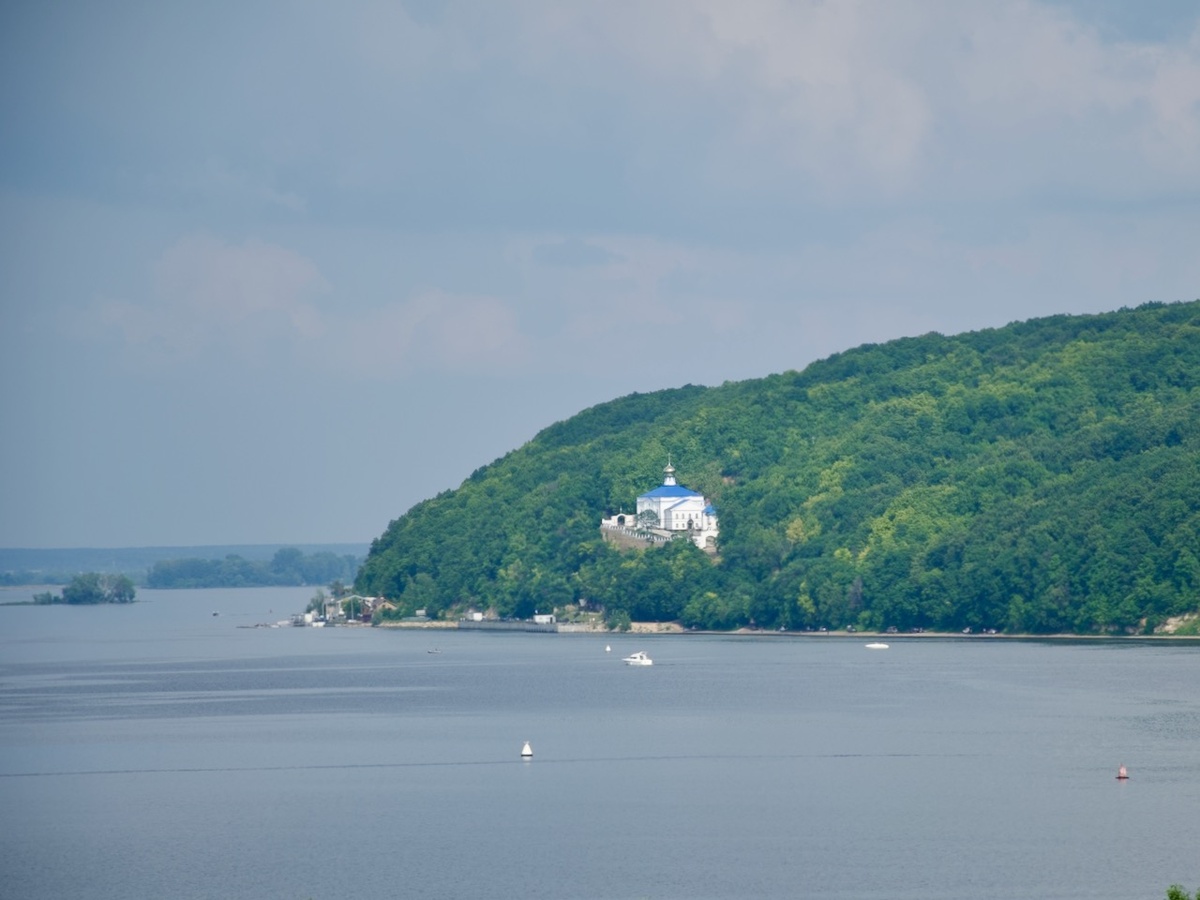 Вид на Волгу и на Свято-Вознесенский Макарьевский мужской монастырь со стороны Свияжска. Фото автора