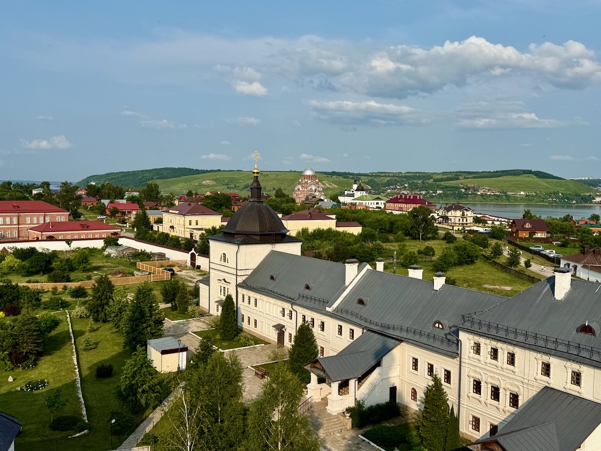 Вид на Свияжск с колокольни Никольской церкви. Фото автора