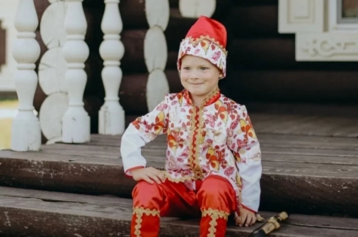    Аладдин в новогоднем костюме царевича.