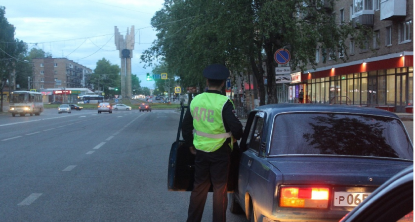    Сидим «отдыхаем» в машине (двигатель заглушен) — ГИБДД подошли и грозят лишить прав? Вот что говорит закон