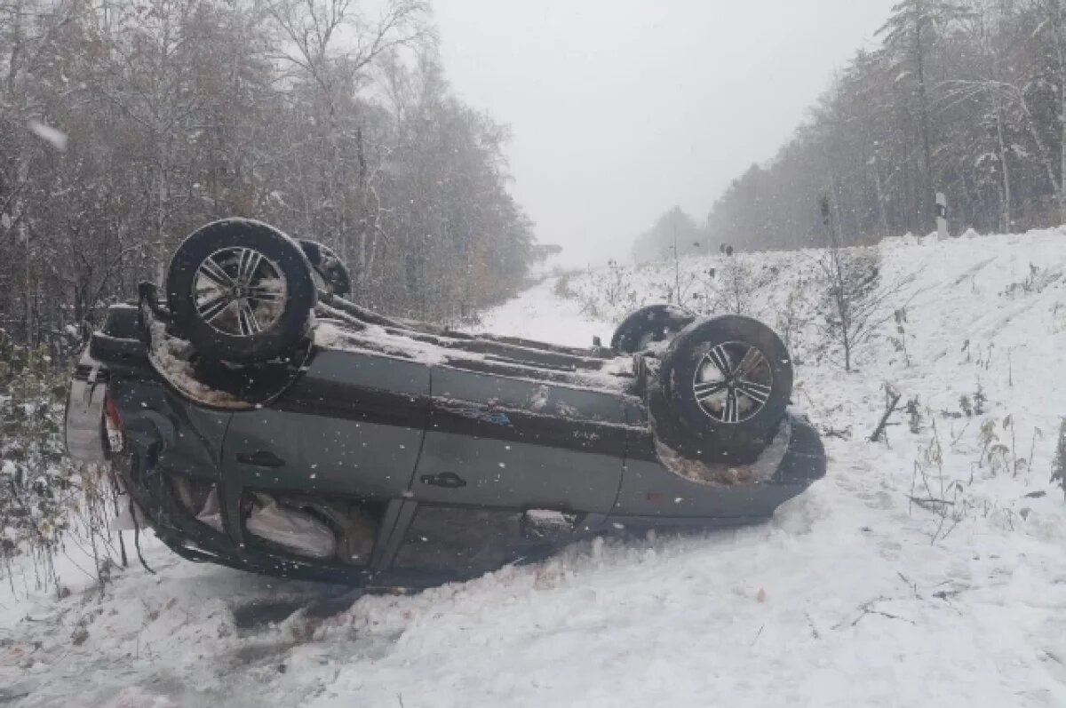    На Сахалине два автомобиля слетели с трассы и перевернулись