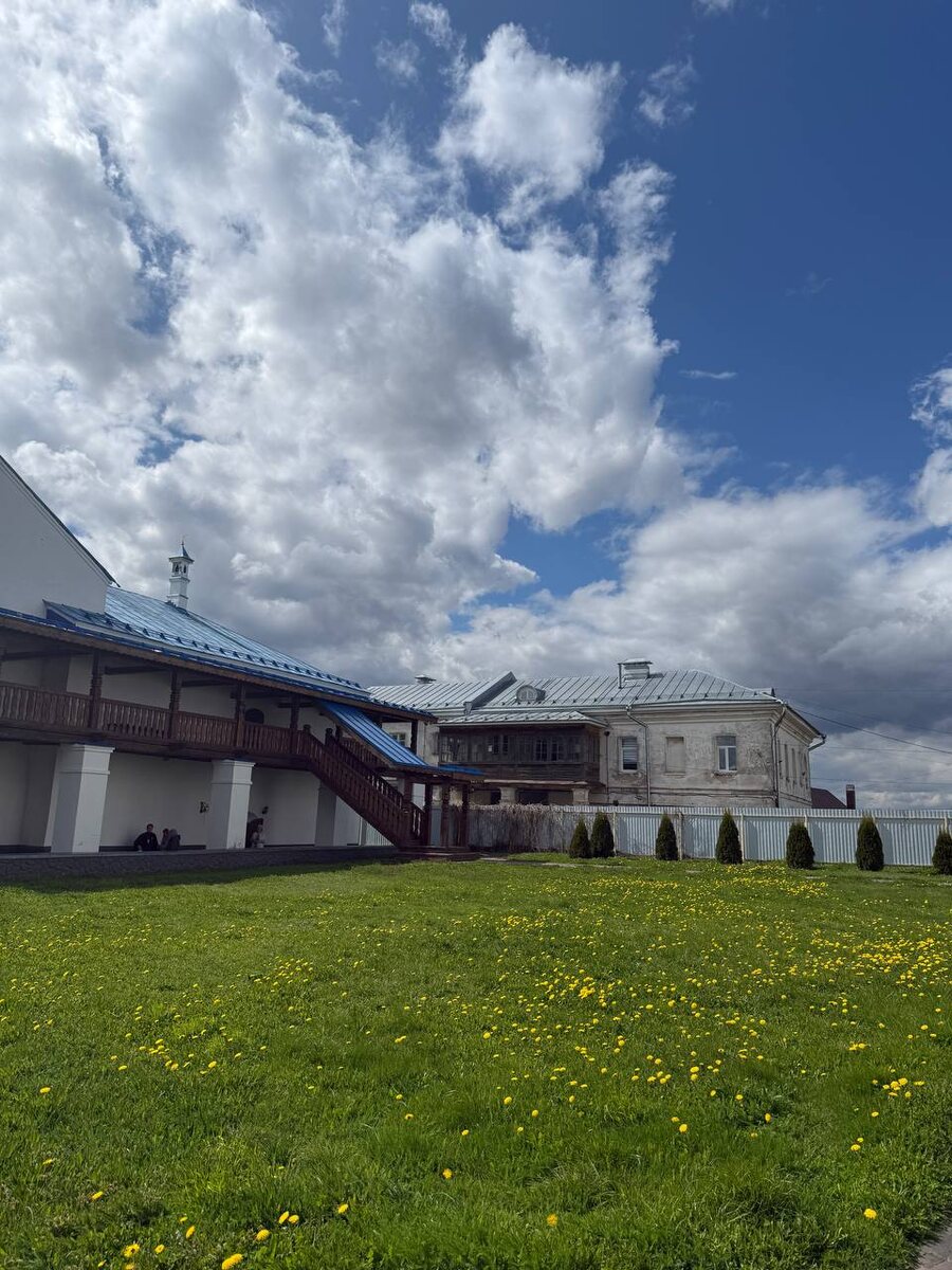 Так и началась моя особая любовь к Суздалю — теперь я езжу именно в эту квартиру, наслаждаюсь тишиной, хожу на службы по утрам и общаюсь с местными жителями и настоятелями