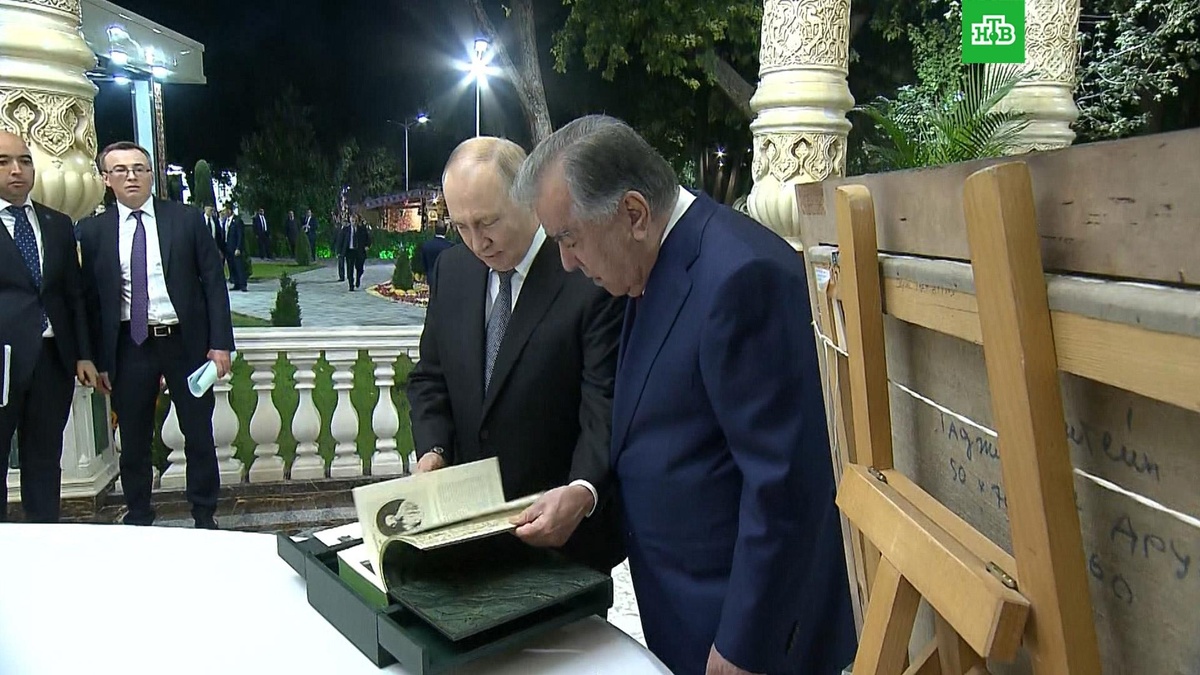    Путин подарил Рахмону редкую книгу об истории таджикского народа и картину