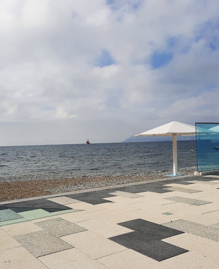 новое покрытие на набережной выглядит очень красиво