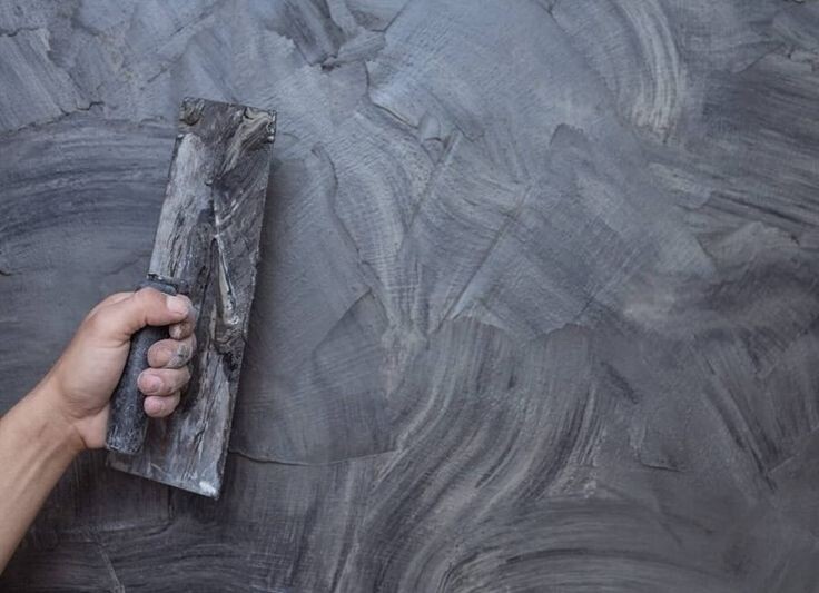 Фрагмент стены: сочетание камня и мягкой фактуры. Тот самый момент, когда материал «дышит» светом.