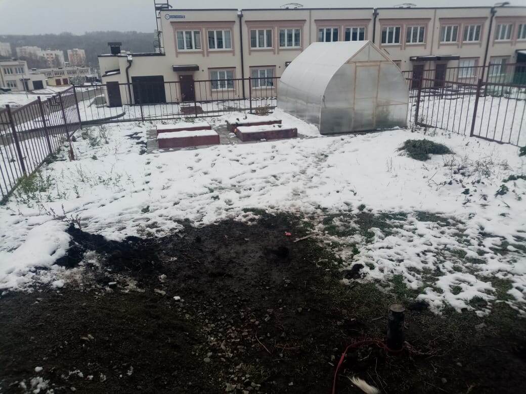 Снег в огороде