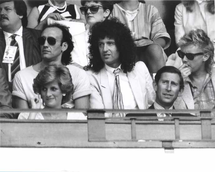 На этом фото Кристалл Тейлор, роуди Queen, слева