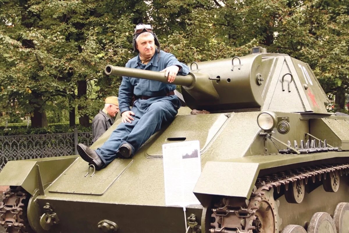    Реставраторы находят чертежи, изучают их, покупают необходимое количество металла, и в мастерской техника оживает.