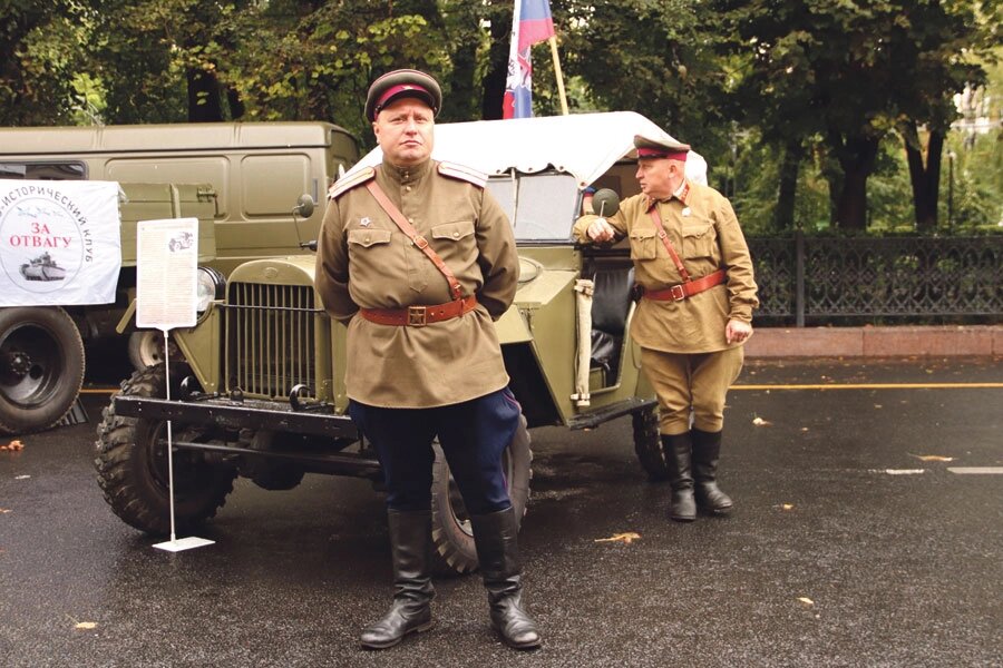    Благодаря Егению Соловьеву и членам клуба реконструкторов «За отвагу» горожане окунулись в военные 1940-е годы. Фото: АиФ/ Анастасия Ходыкина