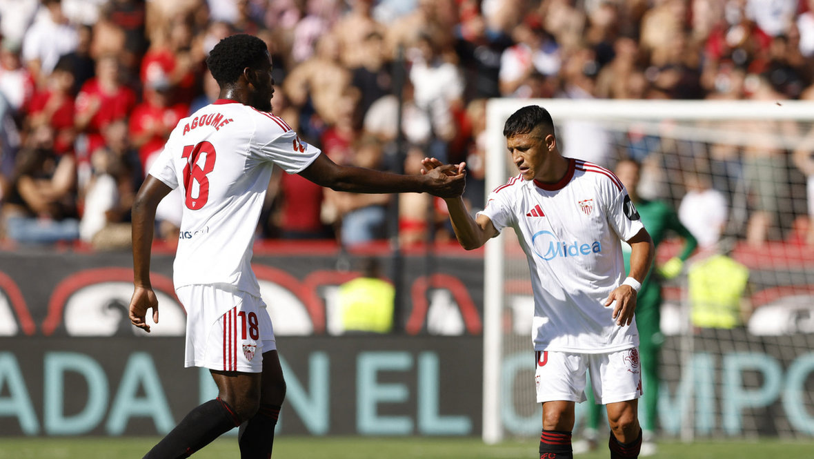    Нападающий «Севильи» и сборной Чили Алексис Санчес (справа) после гола в ворота «Барселоны». Reuters