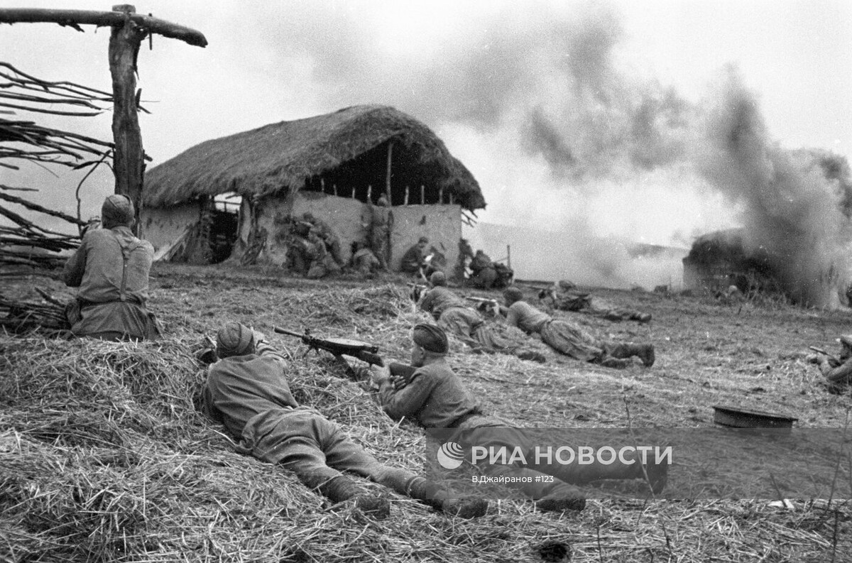 1943 г. Северный Кавказ. Автоматчики Закавказского военного округа занимают населенный пункт в районе Пятигорска