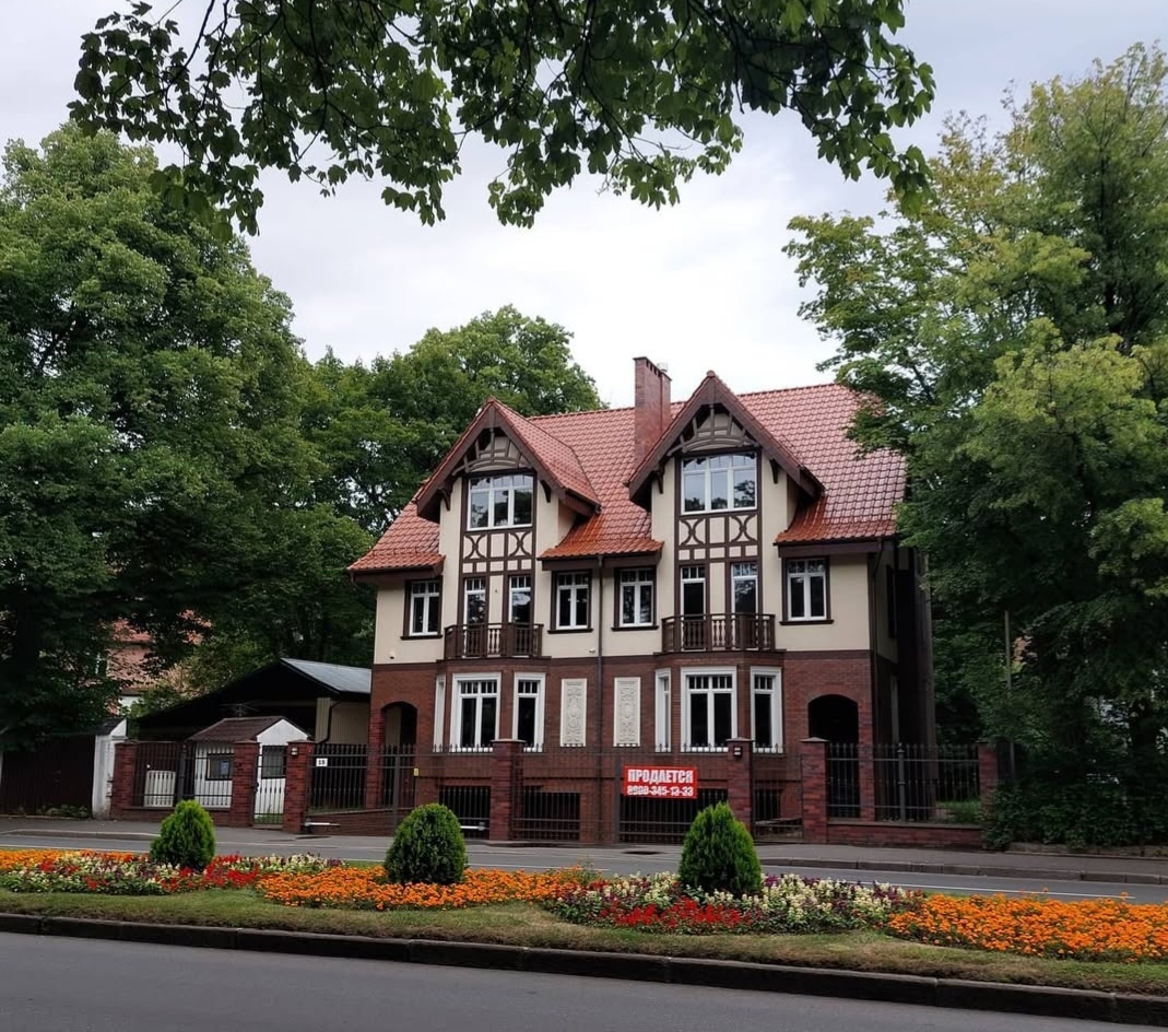 Не уверен, что это старый и отреставрированный дом, но смотрится круто. Зачем продают?(Продавали)